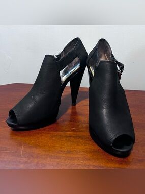 Michael Kors, black leather side buckle peep toe 4 inch heel size 8